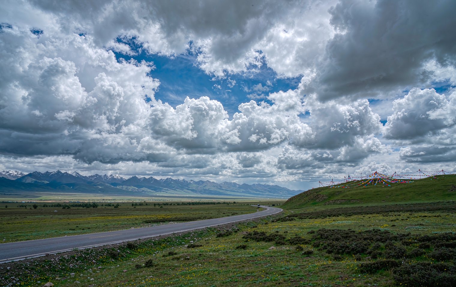 Qinghai: Lakes and Salt Flats on the Plateau